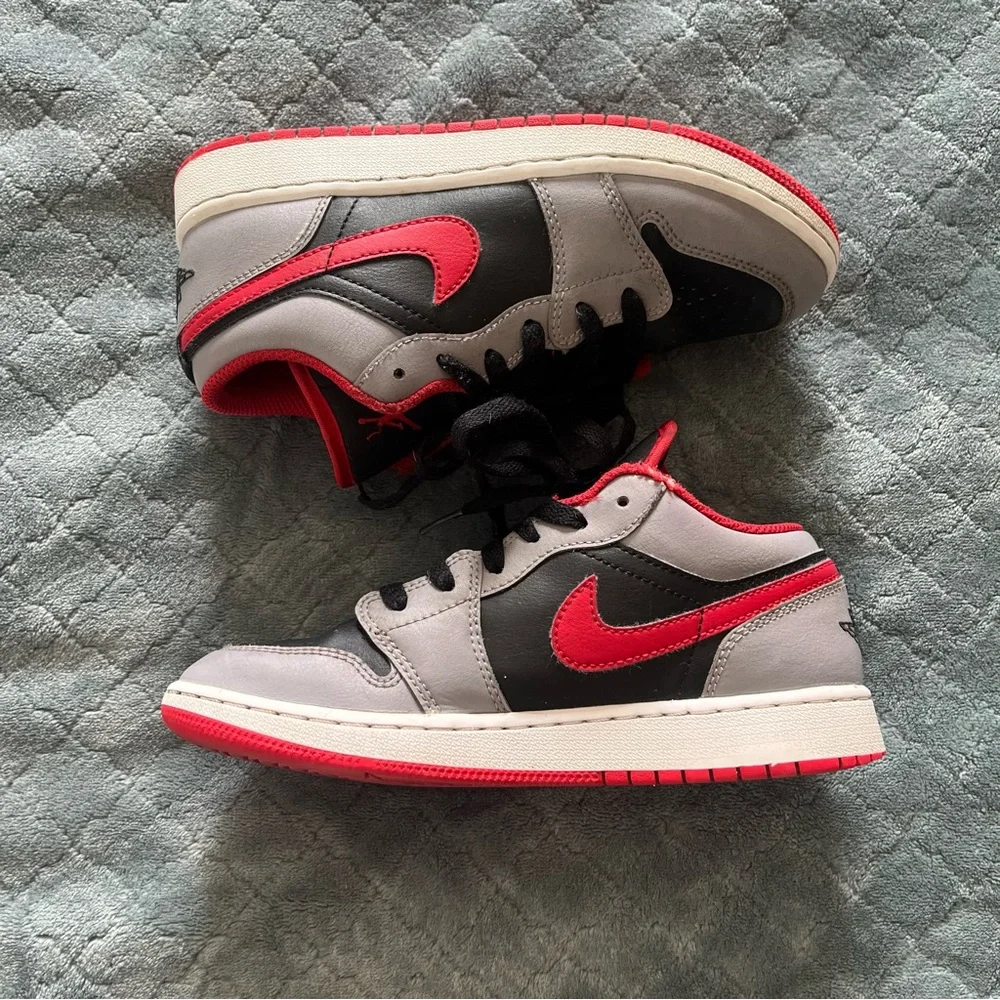 Jordan Black and Red low-Top Sneakers‎ Classic Design 4Y